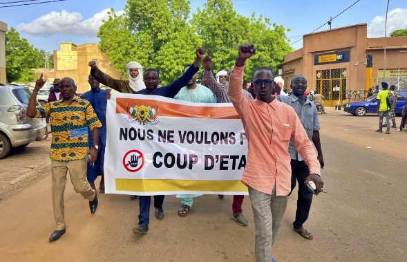 Colpo di Stato militare in Niger, rimosso presidente Bazoum. Tajani: nostri connazionali “sono al sicuro”