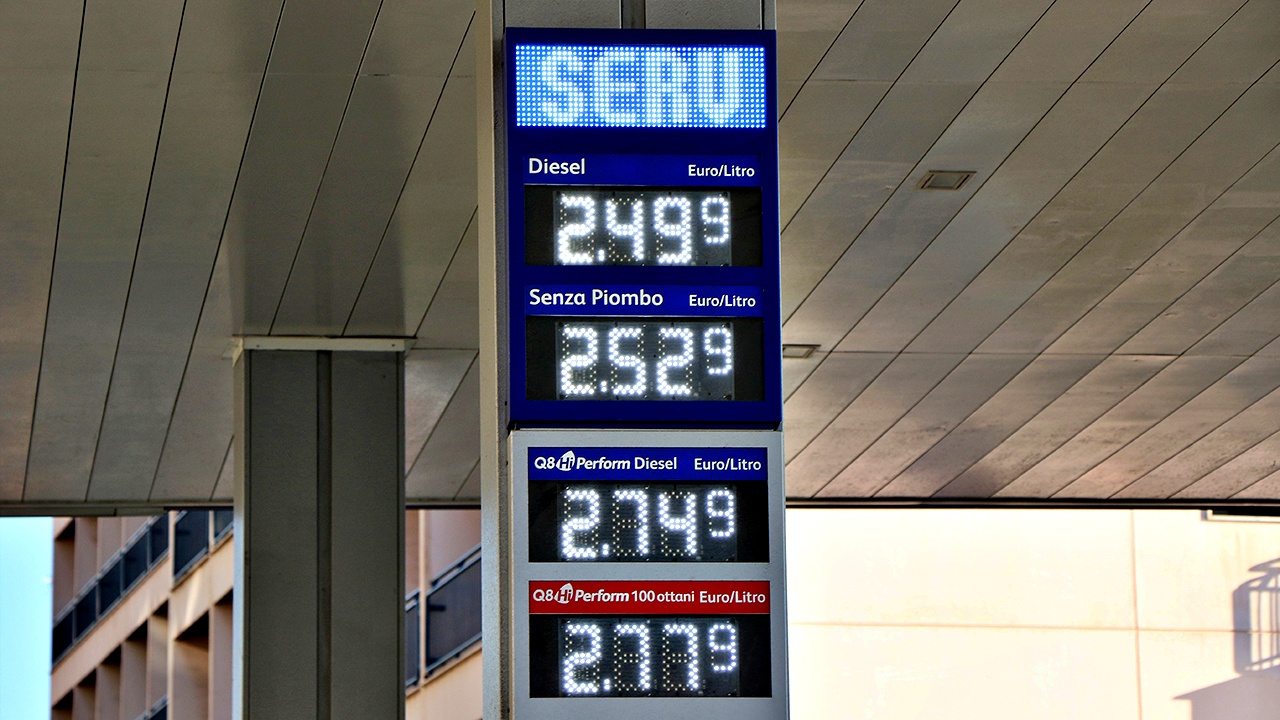 Carburanti, scatta l’obbligo del prezzo medio. Urso esclude taglio accise