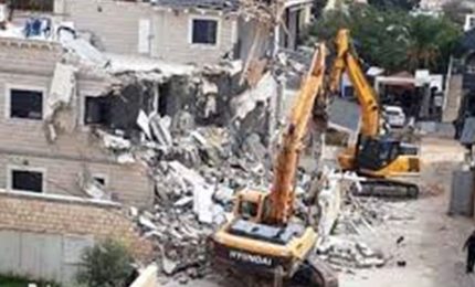 Bulldozer israeliani demoliscono abitazione palestinese