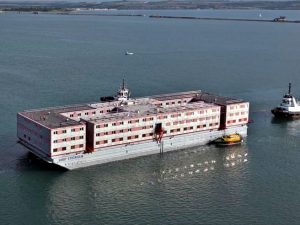 In Regno Unito attivo il primo centro d'accoglienza per migranti galleggiante