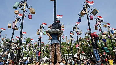 Indonesia, la gara sui pali per la festa dell'Indipendenza