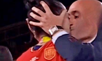 Le spagnole, i Mondiali di calcio e ... un bacio indesiderato