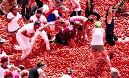 In Spagna la battaglia dei pomodori con "La Tomatina Festival"