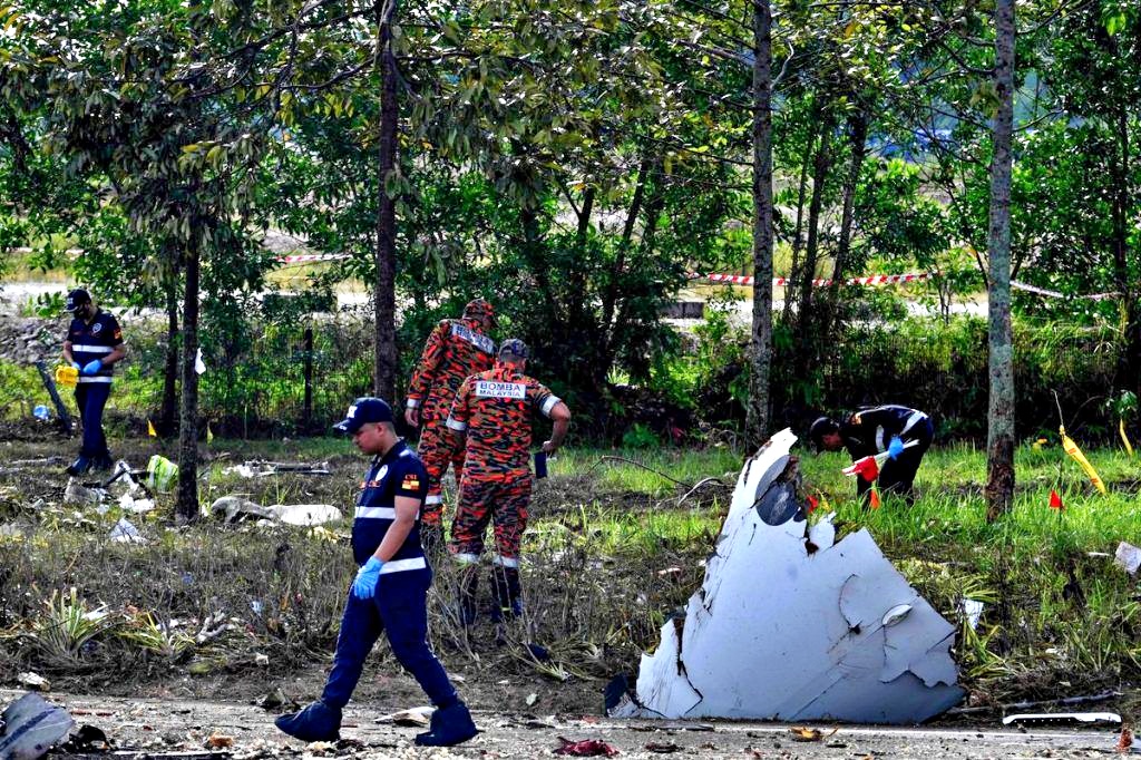 Selangor, un aereo si schianta sulla strada, almeno dieci morti