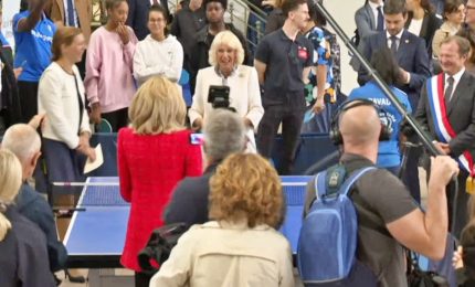 Match a ping pong tra Brigitte Macron e la regina consorte Camilla