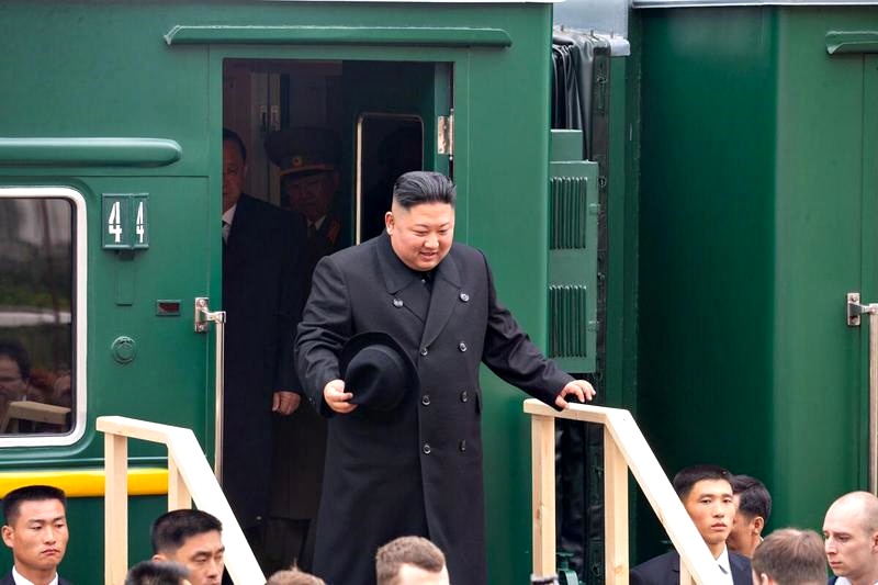 L’arrivo di Kim Jong-un in Russia, scende sorridente dal treno. L’Ue alla finestra