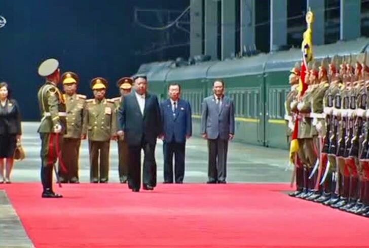 Kim torna a Pyongyang, tappeto rosso e show davanti al treno