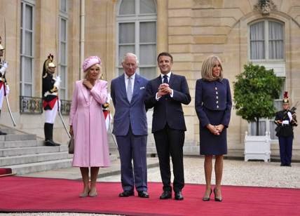 Re Carlo III e Camilla in Francia, la calda accoglienza di Macron