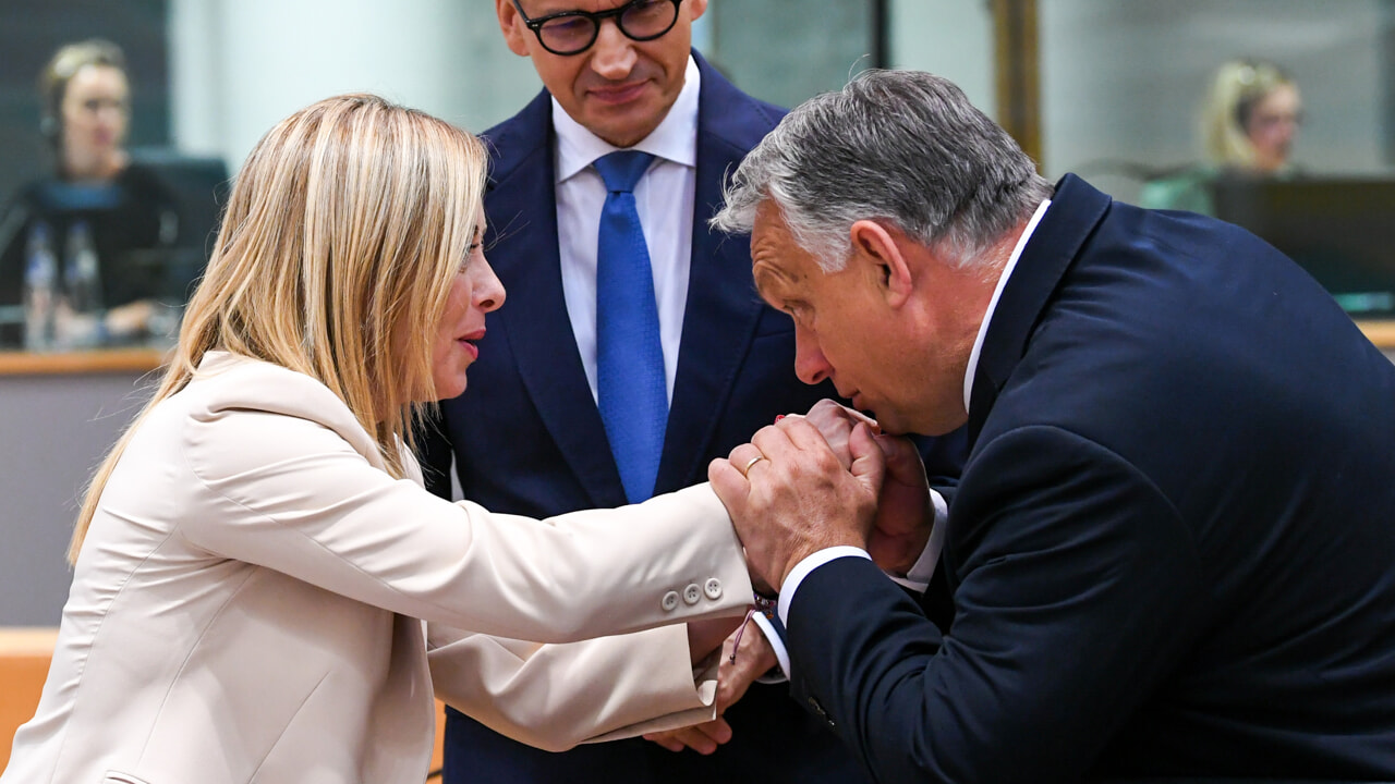 Meloni da Orban: “Sui migranti serve una risposta collettiva dell’Ue”