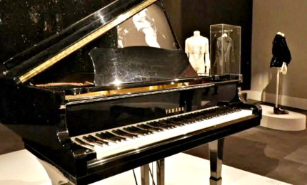 Il pianoforte a coda e altri memorabilia di Freddie Mercury all'asta