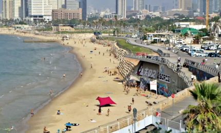 Suonano le sirene, la corsa al riparo dei bagnanti a Tel Aviv
