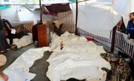 Decine di cadaveri giacciono a terra nell'ospedale di Gaza