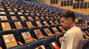 I ritratti delle vittime sulle sedie dell'Università di Tel Aviv