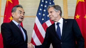 Il ministro degli esteri cinese Wang Yie il Segretario di Stato Antony Blinken