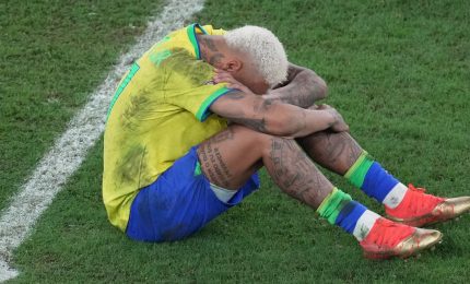Stagione finita per Neymar, dovrà operarsi al ginocchio