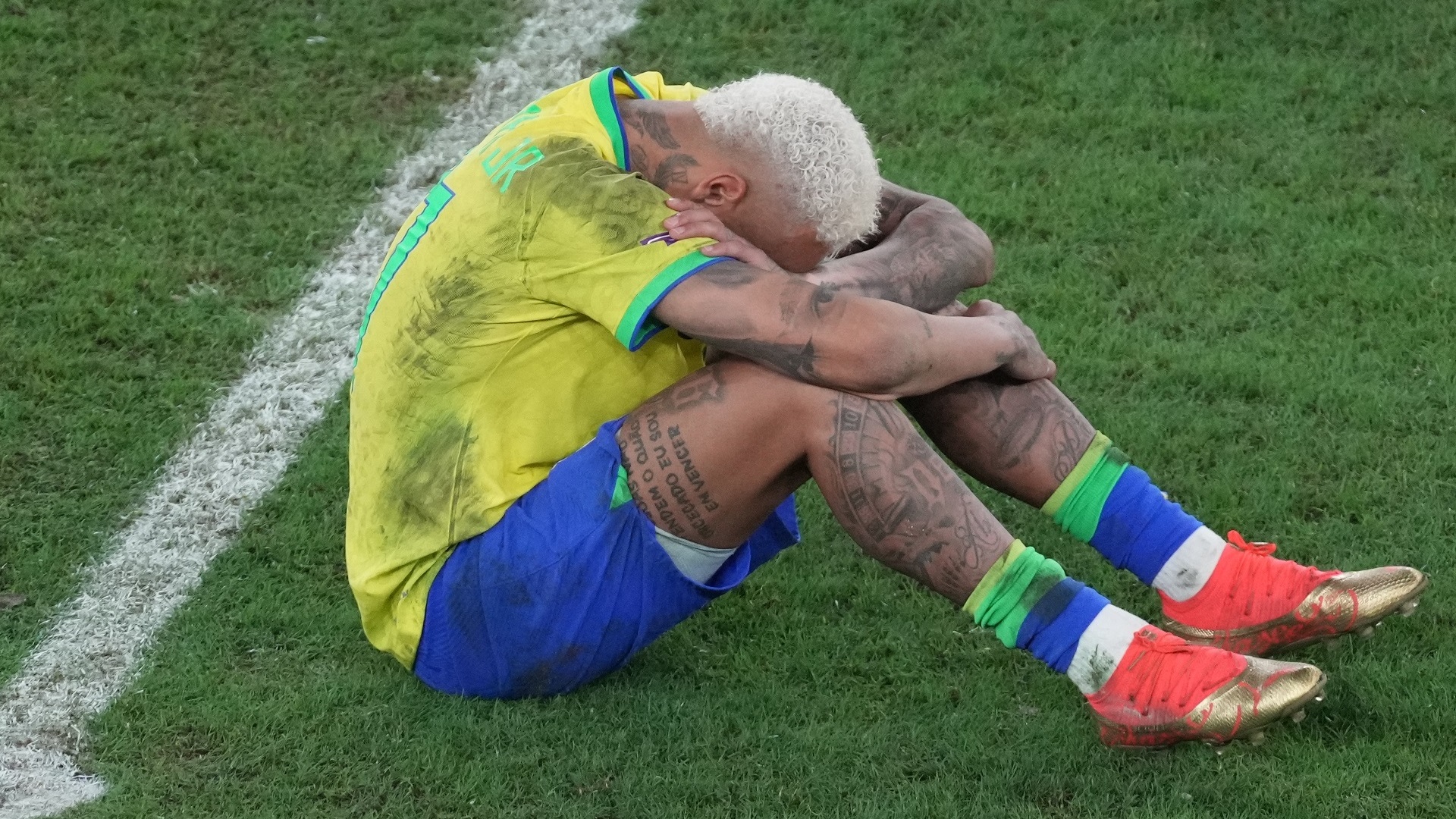 Stagione finita per Neymar, dovrà operarsi al ginocchio