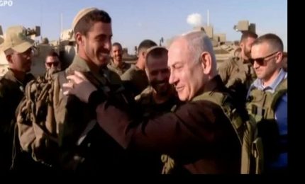Netanyahu visita i soldati vicino a Gaza: colpiremo pesantemente nemici