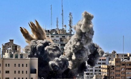 Terzo giorno di guerra, Israele lancia l'assedio a Gaza