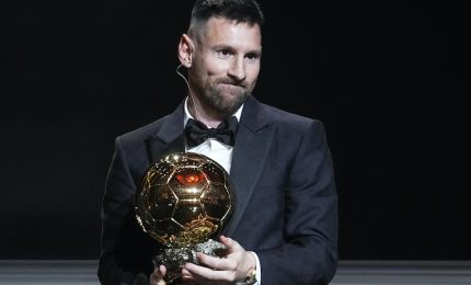 A Messi l'ottavo pallone d'oro. Ma c'è chi critica: "Immeritato"