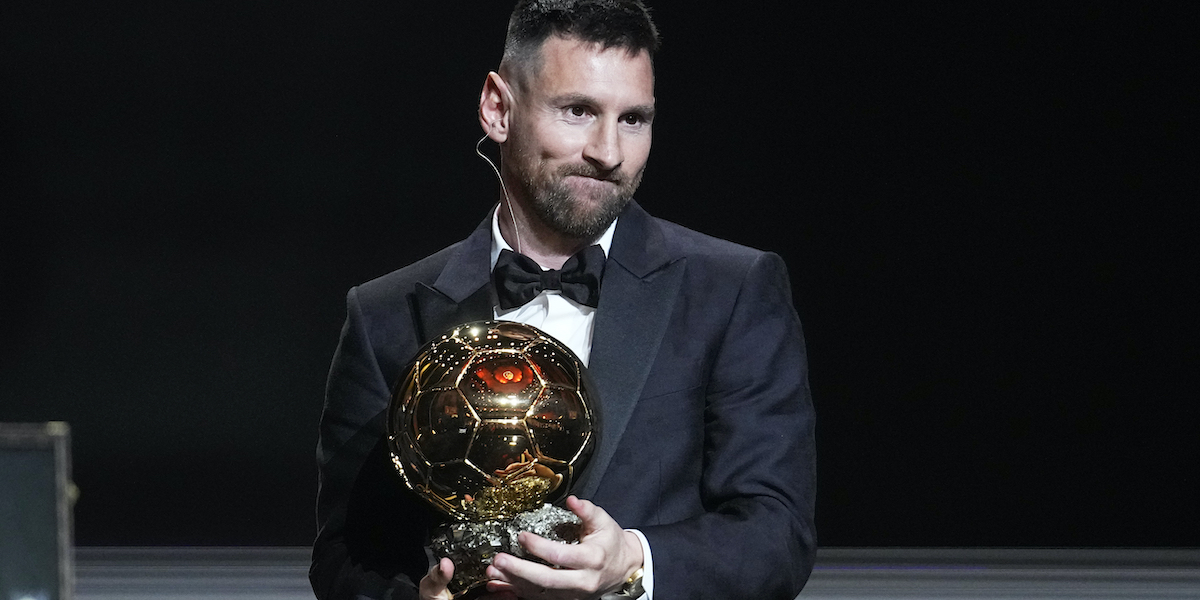 A Messi l’ottavo pallone d’oro. Ma c’è chi critica: “Immeritato”