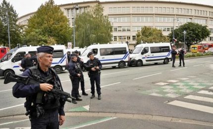 Paura di attentati in Francia, evacuato il Louvre a Parigi