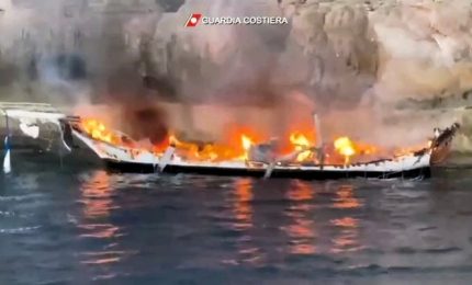 Veliero in fiamme a Lampedusa, l'intervento della Guardia Costiera