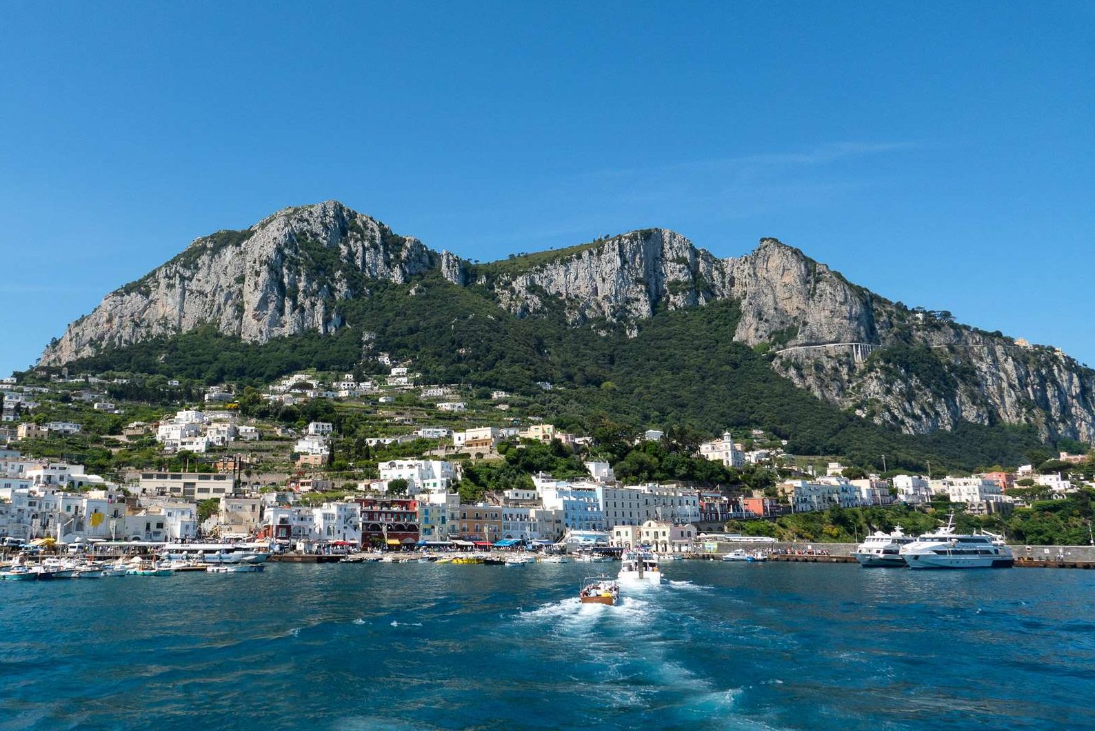 Capri, parrocchia sfratta immobili occupati da meno abbienti