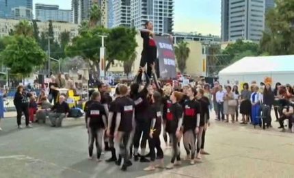 Medio Oriente, ballerini danzano a Tel Aviv per il rilascio degli ostaggi
