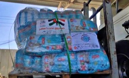 I camion con gli aiuti umanitari arrivano a Gaza