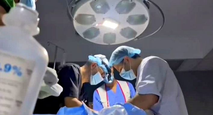 Gaza, i medici operano con lampade frontali quando manca la corrente_cleanup