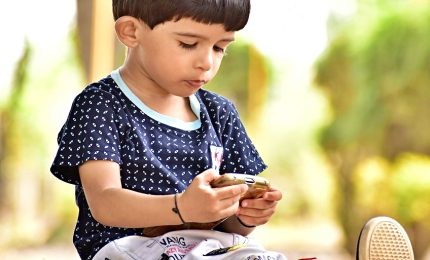 Bambini sempre più digitali, allarme dipendenza