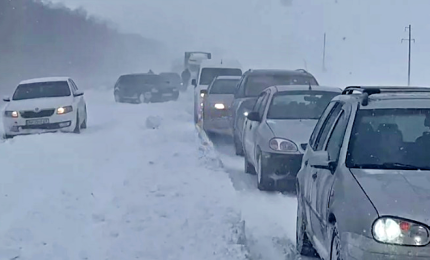 Tempesta di neve in Ucraina, strade chiuse e via l'elettricità