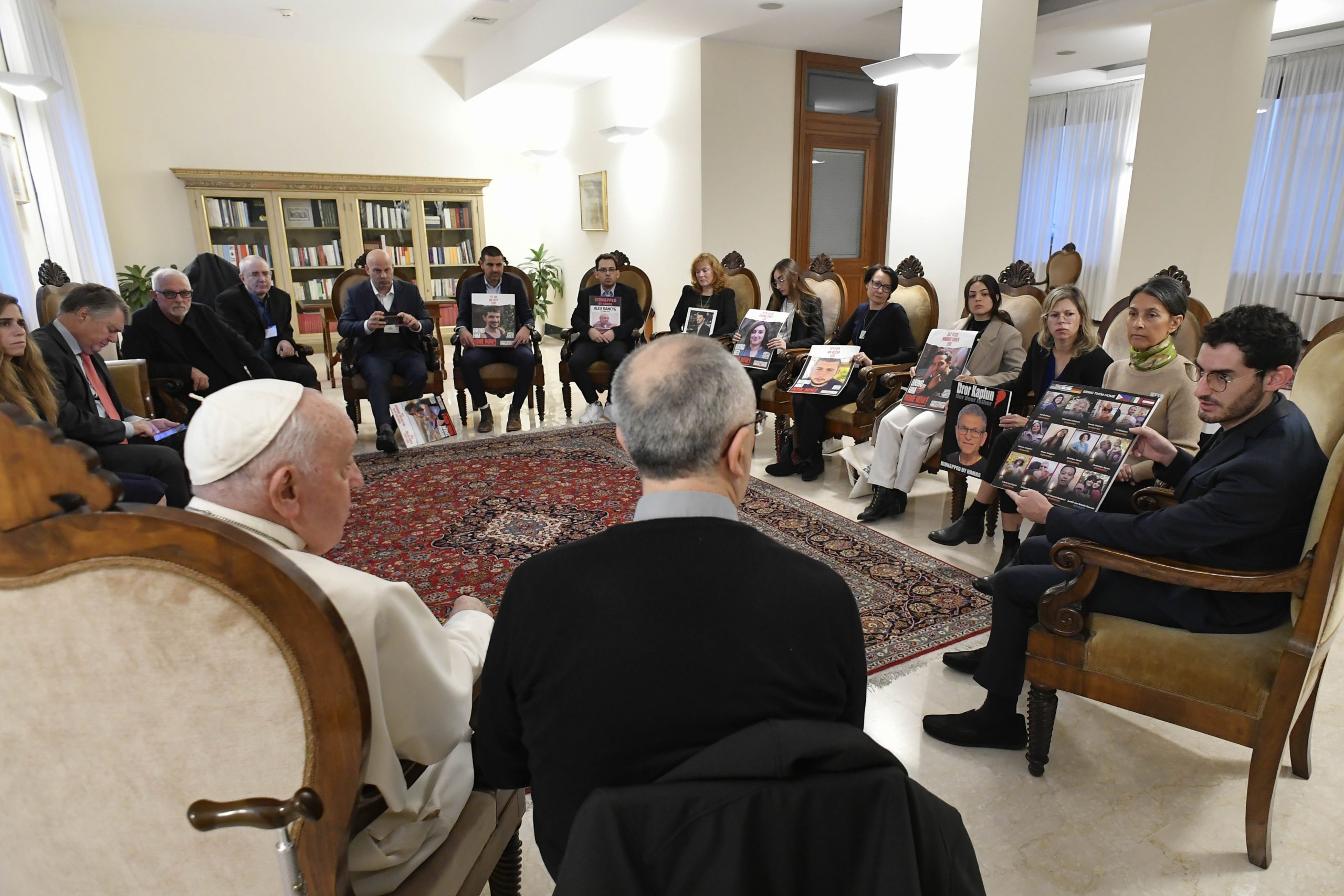 I parenti degli ostaggi israeliani ricevuti dal Papa raccontano la loro tragedia