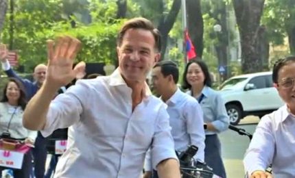 L'olandese Rutte in bici con l'omologo vietnamita Pham Minh Chinh