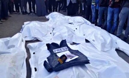 I funerali del giornalista ucciso in un raid al campo di Nuseirat