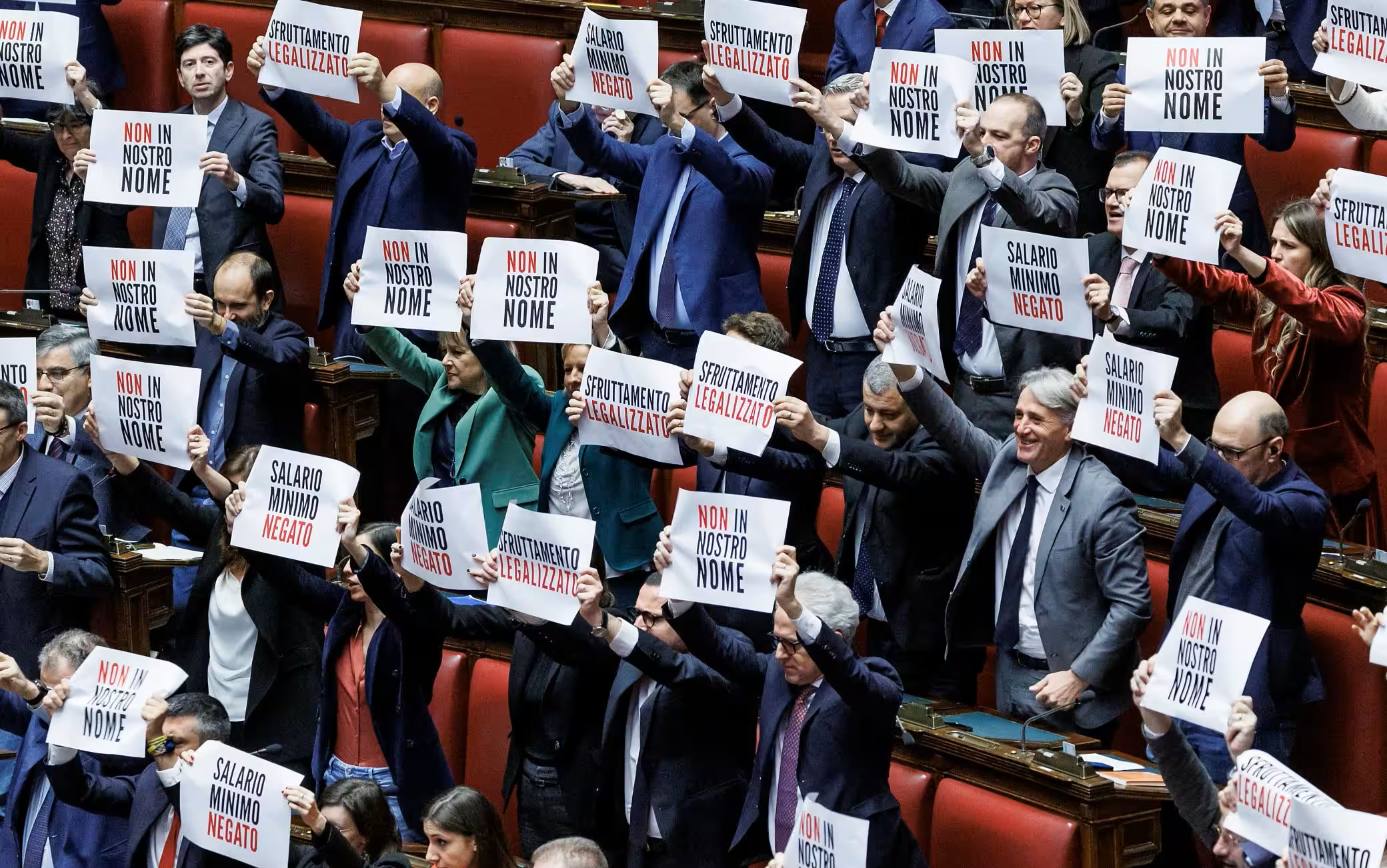 Salario minimo, Camera approva. In Aula bagarre e scambio d’accuse