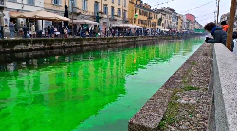 Blitz di Extinction Rebellion in 5 città, acque colorate di verde