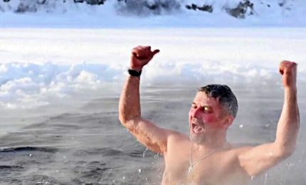 Bagno nel lago ghiacciato, a Novosibirsk (Russia) a meno 35 gradi