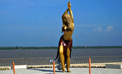 Sinuosa e sensuale, la nuova statua dedicata a Shakira in Colombia