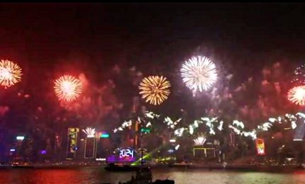 Hong Kong e Taiwan festeggiano l'arrivo del 2024 con i fuochi d'artificio