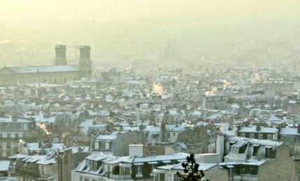 Parigi sotto la neve, gioia per i turisti ma disagi alla circolazione