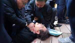 Sudcorea, accoltellato leader dell'opposizione fermato aggressore