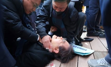 Sudcorea, accoltellato leader dell'opposizione: fermato aggressore