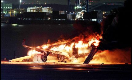 Aereo in fiamme a Tokyo, evacuati 379 tra passeggeri ed equipaggio