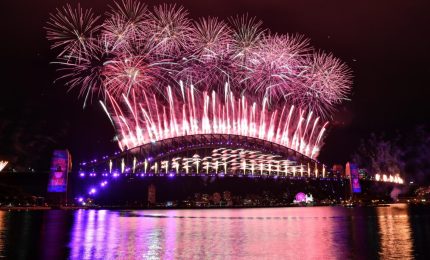Gli spettacolari fuochi d'artificio "incendiano" la baia di Sydney