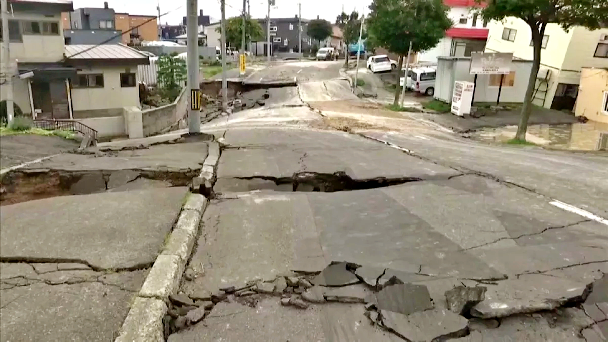 Il Giappone colpito da violenti terremoti, minaccia tsunami scongiurata