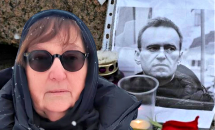 La madre di Navalny: "Mi hanno mostrato il corpo di mio figlio, ma non me lo danno"