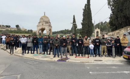 No alla moschea, palestinesi pregano in strada a Gerusalemme