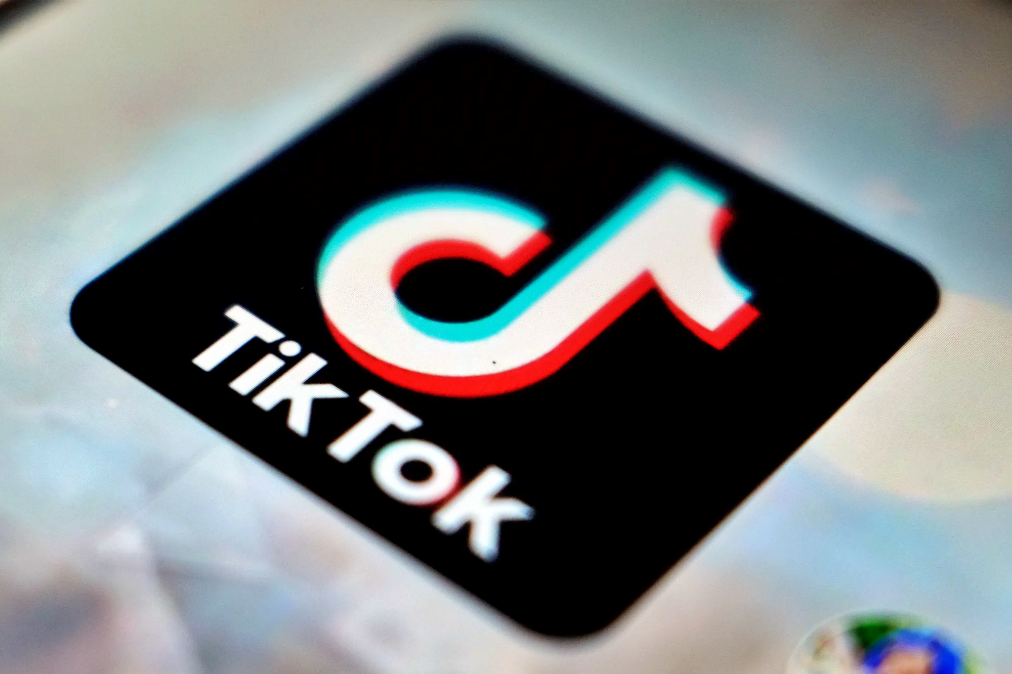 TikTok, Ue avvia indagini su tutela minori, pubblicità e contenuti