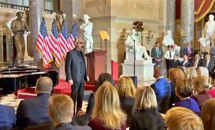 Bocelli canta per i potenti a Capitol Hill, Biden: "Un dono"